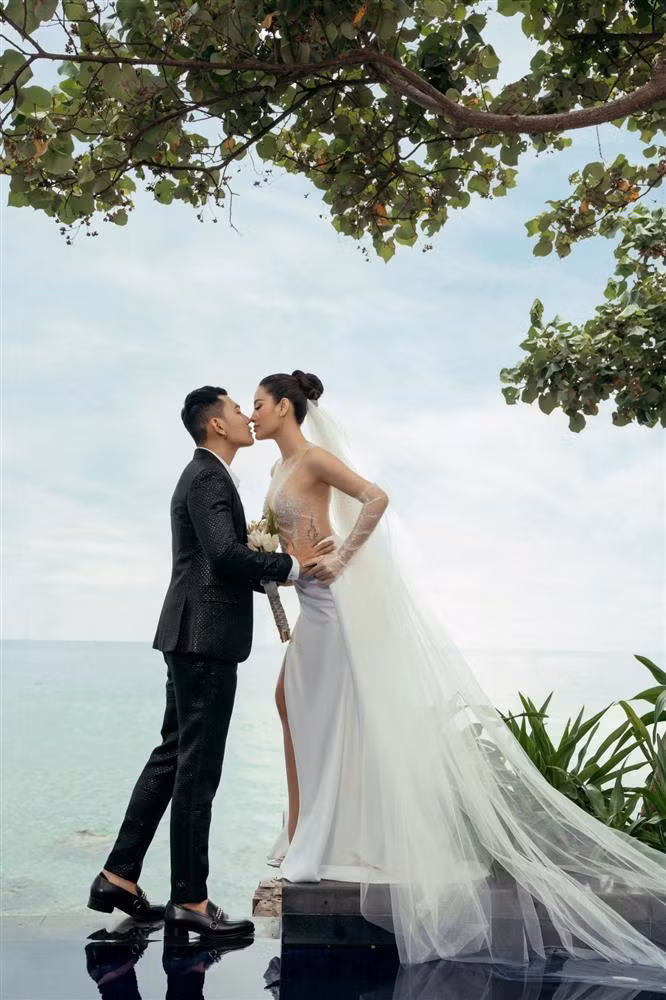 Được biết chỉ tính riêng chi phí trang phục cho bộ ảnh cưới ở Phú Quốc này đã ngốn của cặp đôi gần nửa tỷ. Ngoài ra họ còn tiếp tục thực hiện bộ ảnh độc đáo khác tại Thành phố Hồ Chí Minh.