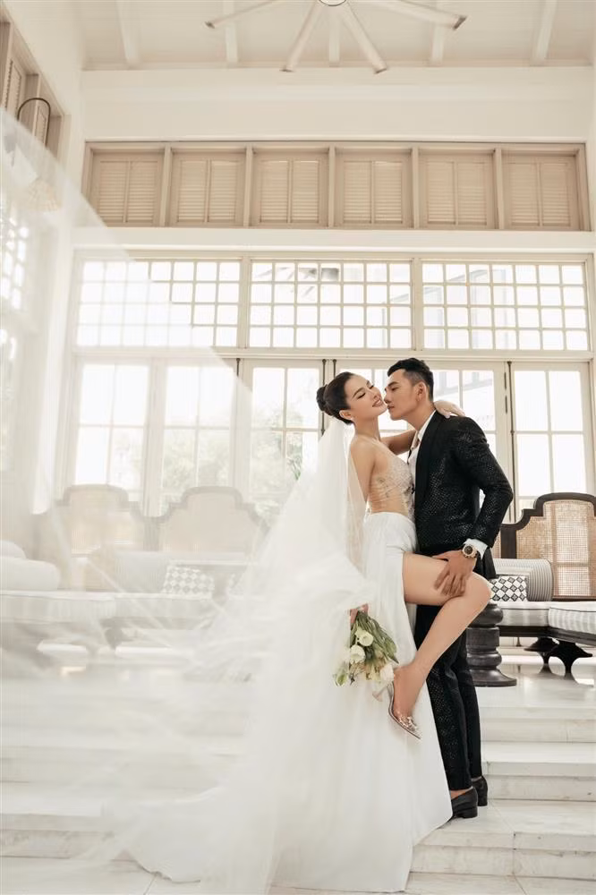 Người đẹp 8X tâm sự: "Thứ nhất đây là dịp quan trọng nhất trong cuộc đời của một người phụ nữ. Mình không biết được trước về tương lai, mình luôn sống vì hiện tại. Ai biết ngày mai sẽ như thế nào đâu."