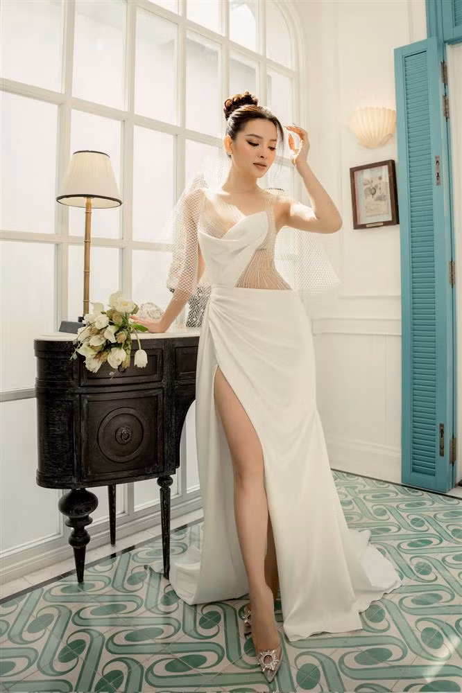 Sau 3 năm hẹn hò cặp đôi đã quyết định đăng kí kết hôn và chuẩn bị cho ngày trọng đại. Lý Bình - Phương Trinh Jolie định cưới vào ngày 25/4.