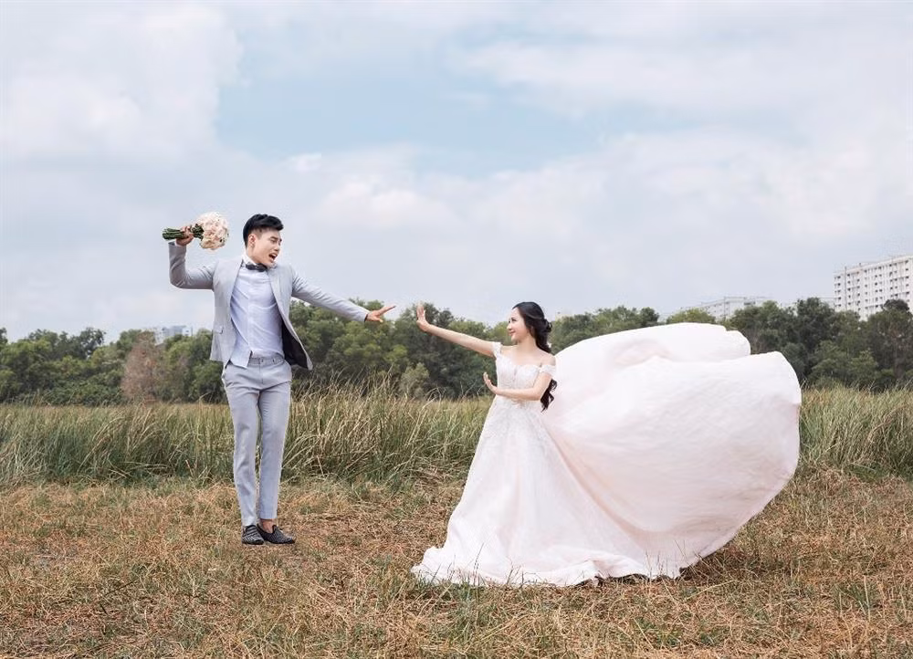 Concept của cặp đôi là hài hước, tự nhiên là chính. Quỳnh Quỳnh trang điểm cầu kỳ nhưng vẫn còn mảnh mai.