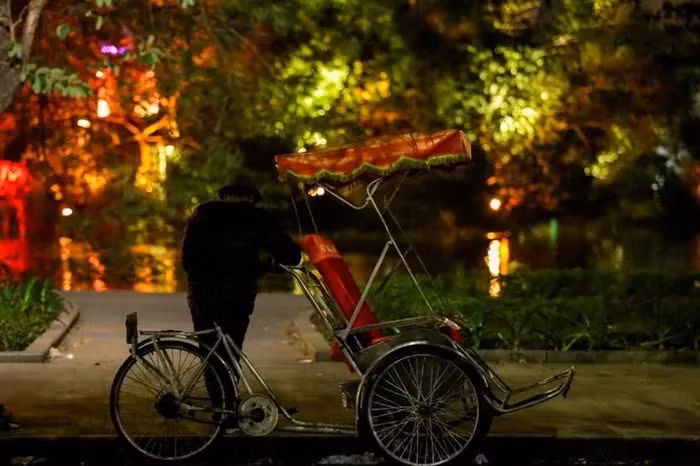 Bà Tâm năm nay đã gần 90 tuổi, hàng bán của bà chỉ vỏn vẹn trong 2 chiếc túi bóng màu đen, trong đó là vài bao thuốc lá, chai nước lọc, .... Tuy vậy, gánh hàng này của bà đã nuôi được 5 người con ăn học, trưởng thành. Bà cho biết: " Tôi bán hàng tại đây đã được khoảng 40 năm. Dù có tuổi nhưng tôi còn khỏe, còn làm được nên không muốn phiền đến con cháu. Hàng hóa của tôi không có nhiều, cũng chỉ để túc tắc bán kiếm thêm tiền chi tiêu. Tôi biết những ngày lạnh như thế này sẽ không có mấy ai mua, nhưng vẫn cố mang hàng ra ngồi bán, được đồng nào hay đồng đó. Tôi đã quen với cái lạnh mùa đông, nhưng nhiều khi vẫn phải rùng mình mỗi khi có cơn gió ngang qua. Dưới tiết trời này, hàng ngày đi bán hàng tôi đều phải mặc thật nhiều áo, quàng thêm khăn, đeo tất chân mới có thể chống chọi với cái lạnh để mưu sinh." Bà Tâm nói" (Chiếc xích lô của anh Lương hôm nay vắng khách do trời lạnh)