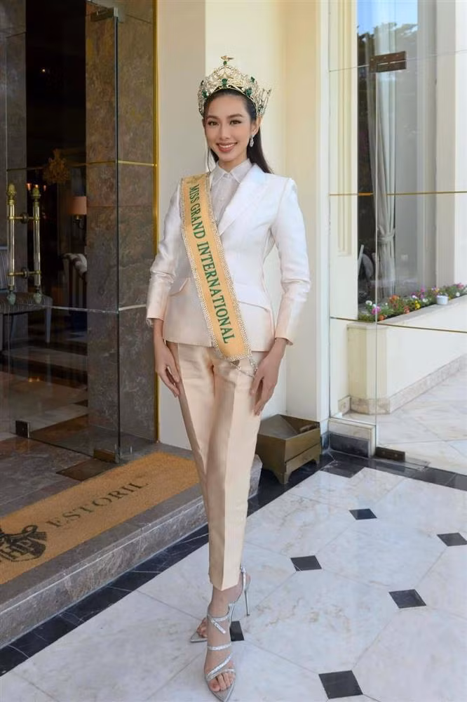 Hoa hau Thuy Tien mac sai lam 'chi mang' khi mac quan-Hinh-2