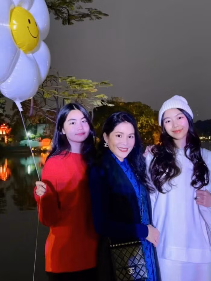 Phản ứng của bà xã Quyền Linh khi con gái được khen đẹp Phan ung cua ba xa Quyen Linh khi con gai duoc khen dep