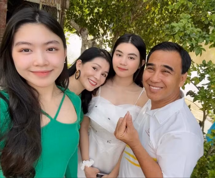 Phản ứng của bà xã Quyền Linh khi con gái được khen đẹp - Hình 3 Phan ung cua ba xa Quyen Linh khi con gai duoc khen dep-Hinh-3