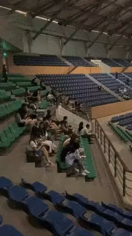 Netizen truyền tay Binz được chục vệ sĩ tháp tùng dù show vắng tanh? - Hình 3 Netizen truyen tay Binz duoc chuc ve si thap tung du show vang tanh?-Hinh-3