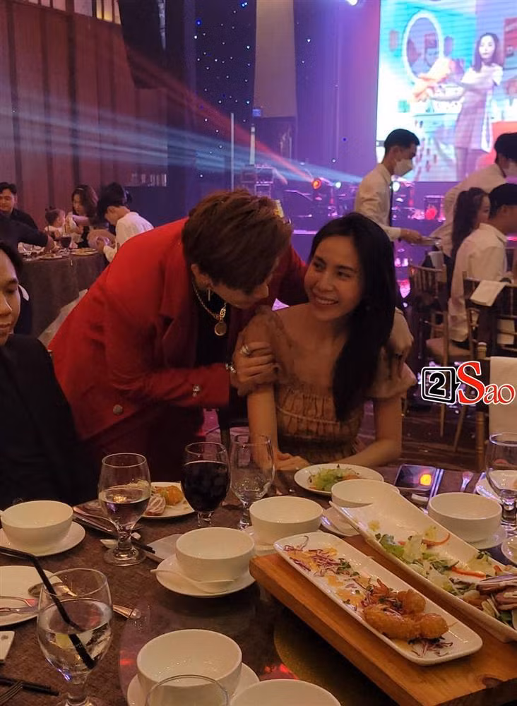 Chi Dân bá vai bá cổ Thủy Tiên giữa đám đông - Hình 5 Chi Dan ba vai ba co Thuy Tien giua dam dong-Hinh-5
