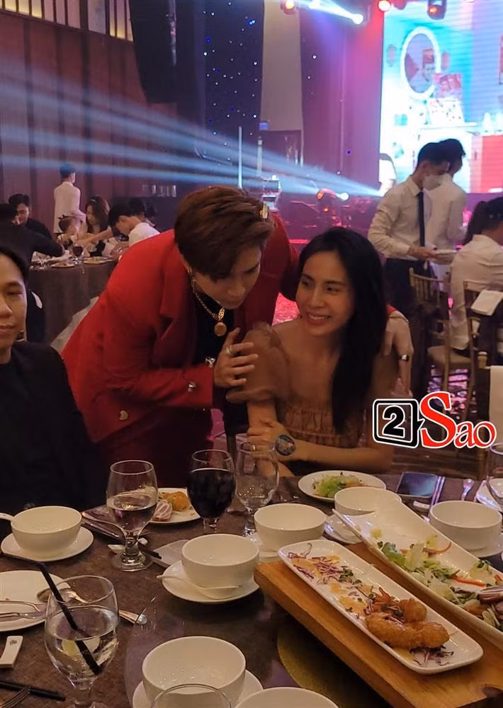 Chi Dân bá vai bá cổ Thủy Tiên giữa đám đông - Hình 4 Chi Dan ba vai ba co Thuy Tien giua dam dong-Hinh-4
