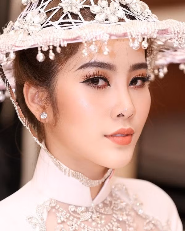Nguoc doi nhu Nam Em: Trang diem lien tuc bi che tham hoa-Hinh-10