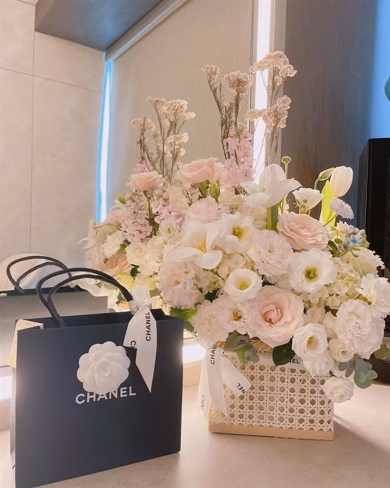 Ngoài vòng kim cương, Hari Won khoe túi hiệu Chanel xịn sò cùng giỏ hoa siêu đẹp.
