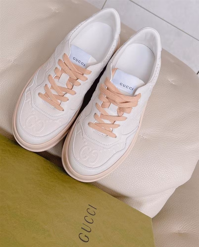 Ngoài túi, nữ ca sĩ còn khoe được tặng giày Gucci phom dáng màu trắng khá basic.