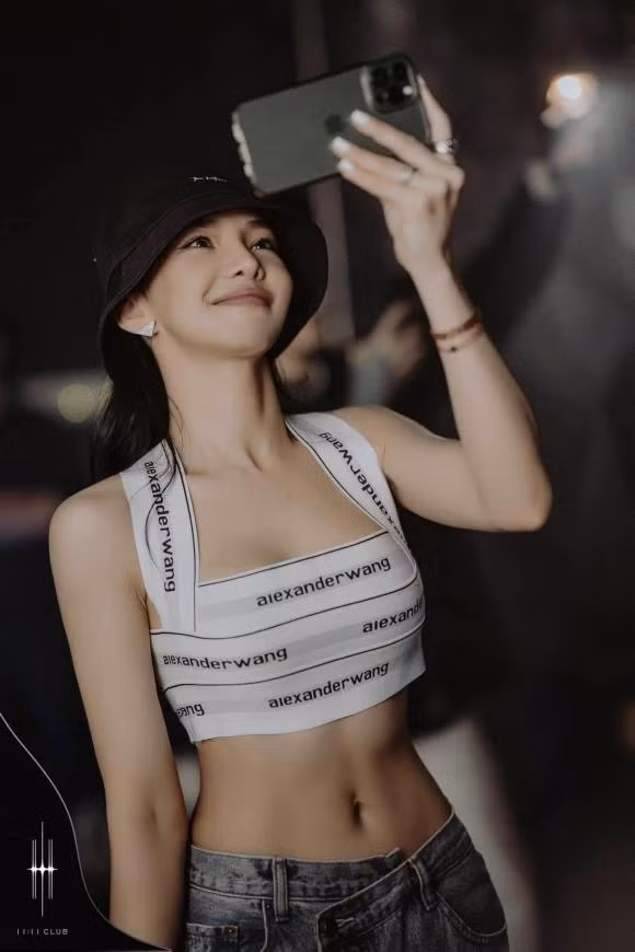 Hiện tại, dù không còn đóng phim mà tập trung vào kinh doanh nhưng nhan sắc của Lưu Đê Ly vẫn nhận được sự quan tâm. Cô nàng cũng biết cách ăn mặc để giúp mình khoe được body đẹp.