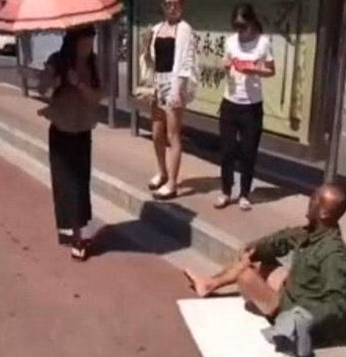 Vô tình giẫm lên quần người ăn xin tàn tật, cô gái không ngờ... - Hình 5 Vo tinh giam len quan nguoi an xin tan tat, co gai khong ngo...-Hinh-5