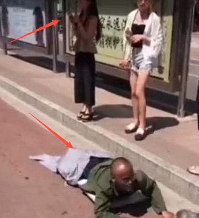Vô tình giẫm lên quần người ăn xin tàn tật, cô gái không ngờ... Vo tinh giam len quan nguoi an xin tan tat, co gai khong ngo...