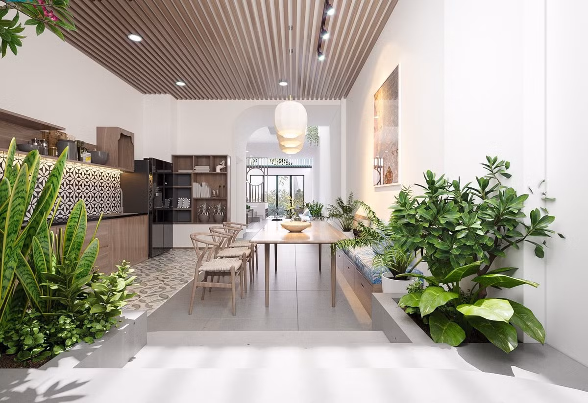 Bếp và khách ngăn cách bằng bức tường bo một góc rất dễ chịu, cao ráo. "Trước đây mọi người thường có thói quen làm trần, cửa thấp. Điều đó gây ra sự tù túng, ngột ngạt cho không gian sống. Thiết kế hiện đại sẽ hướng đến làm trần cao, cửa cao để tạo độ mở cho nhà", anh Thuận Đặng nói.