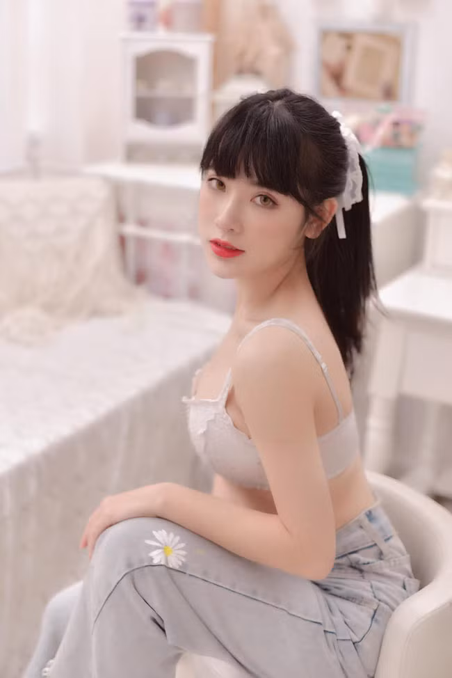 "Điều quan trọng nhất mình luôn để ý là phải tẩy trang thật sạch ngay cả khi không trang điểm. Sử dụng các loại mỹ phẩm phù hợp là được", Uyên nói.