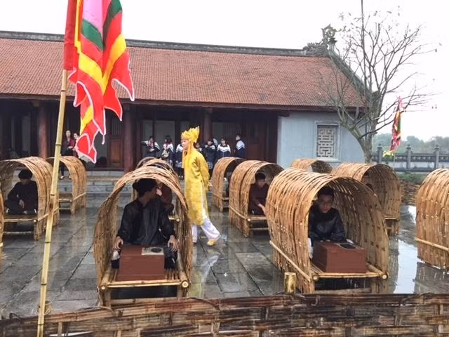 Theo sách "Những người thầy trong sử Việt", thông thường, kỳ thi Đình chọn ra người đỗ đầu sẽ do đích thân vua ra đề và chấm thi. Sau khi thí sinh làm xong, bài thi sẽ được rọc phách, vua chấm bài nhưng cũng không biết của ai. Kết quả chỉ có sau khi vua chấm xong, quan trường thi gán phách để tìm ra những người đỗ cao nhất.