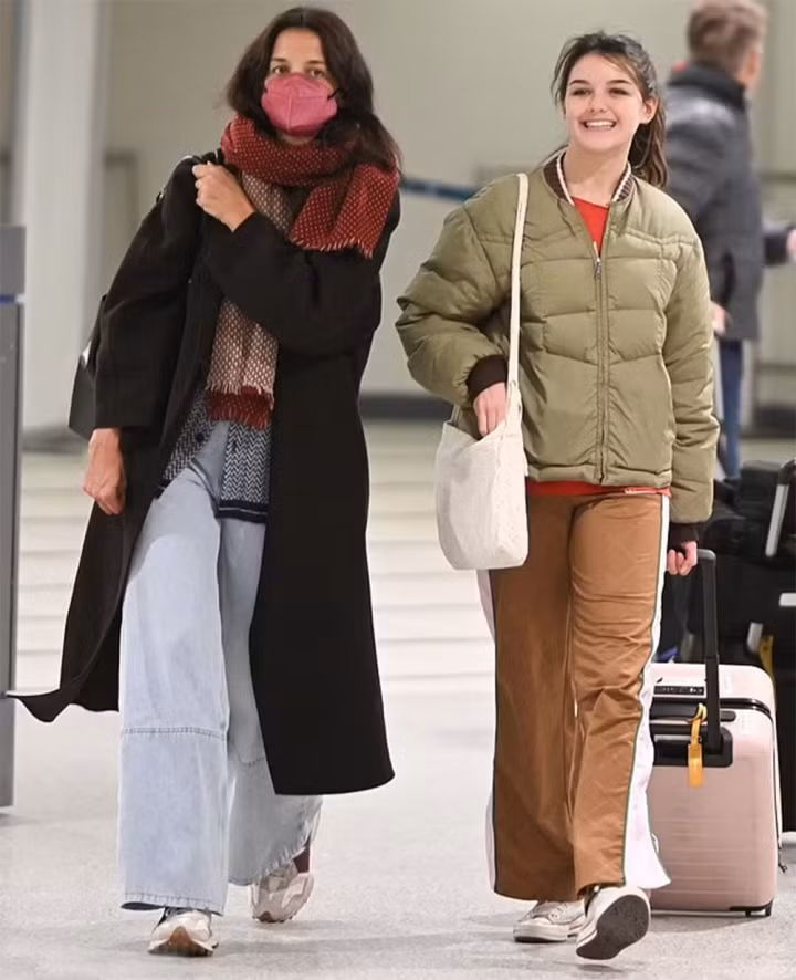 Suri Cruise tuổi 16 có nụ cười đáng yêu và đôi mắt sâu hút hồn. Cô đẹp rạng rỡ dù để mặt mộc, buộc tóc đơn giản và ăn mặc xuề xòa.