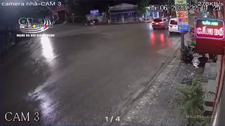 Kinh hoàng xe máy phóng nhanh tông trực diện ô tô ở ngã 3 Kinh hoang xe may phong nhanh tong truc dien o to o nga 3