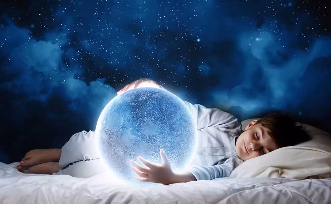 Thường mơ thấy giấc mơ đẹp: Nhiều người tin rằng những giấc mơ thường mang đến dự báo điềm lành đặc biệt cho tương lai. Trước khi may mắn, tài lộc đến, bạn có thể mơ thấy những giấc mơ đẹp.