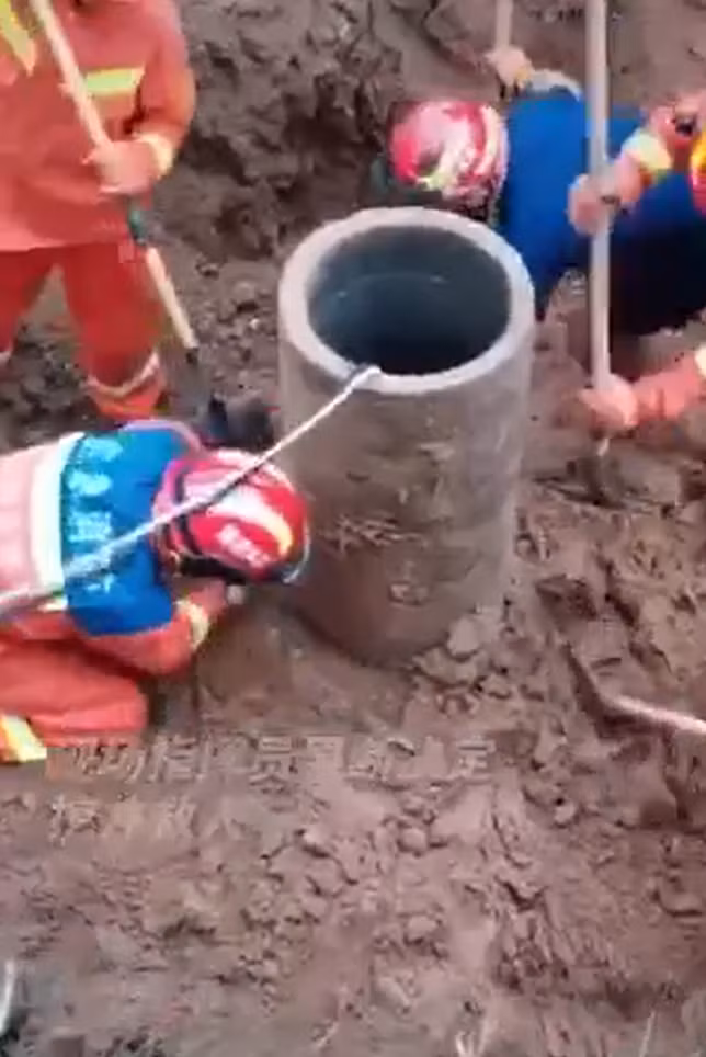 "Nín thở" 3 giờ dùng xẻng cứu cụ ông rơi xuống giếng sâu 7m ảnh 3