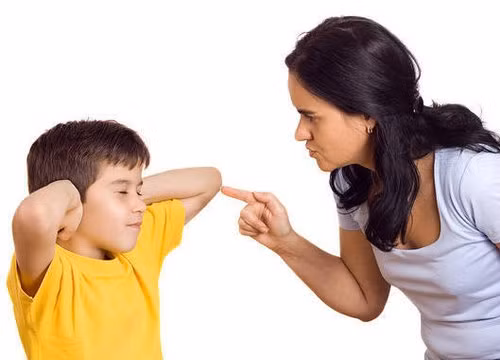 Hứa rồi lại hẹn. Trẻ thực hiện những điều chúng thấy một cách rập khuôn không nghĩ ngợi. Sự hứa mà chẳng giữ lời dễ khiến đứa trẻ mất niềm tin vào cha mẹ và chai lì cảm xúc. Thậm chí những lần cha mẹ phạt hay giáo huấn con, trẻ cũng không còn e sợ vì học cách nhận ra rằng, lời nói của cha mẹ không thực sự có hiệu lực vì họ còn có thể thêm chục lần để làm những gì họ nói.