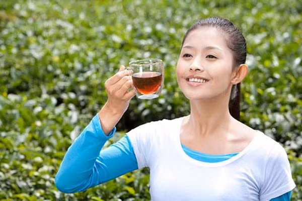4. Uống nhiều trà sẽ làm xỉn màu răng. Trà là loại thức uống có nguồn flioride tự nhiên giúp tăng cường men răng và ngăn ngừa sâu răng. Trà cũng giúp tăng cường mảng bám và axit từ thức ăn có đường để tránh bị chấn thương răng.