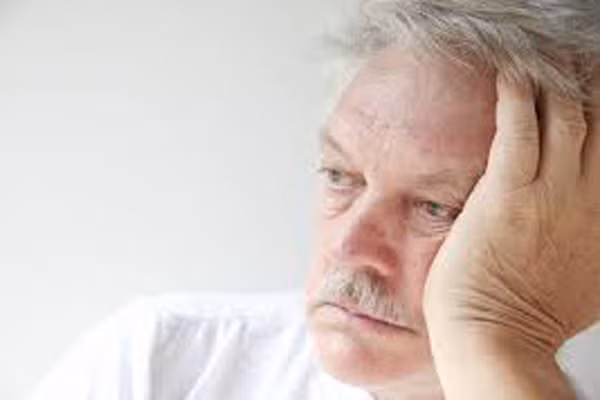 Sâu răng. Cũng giống mái tóc và làn da, lớp men răng bảo vệ sẽ mỏng dần và bị phá vỡ, hai hàm răng chứa nhiều vi khuẩn hơn. Đừng trì hoãn việc làm sạch răng hai lần một năm hoặc có thể dùng liệu pháp ốp sứ - lớp bảo vệ chống sâu răng.