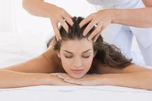 Xoa bóp da đầu. Dùng tay xoa bóp đầu theo chiều dọc từ trước ra sau và ngược lại hoặc xoa vòng tròn cho tới khi da đầu nóng lên. Cách này có tác dụng tăng cường tuần hoàn máu cho da đầu, giúp giảm các cơn ngứa, ngăn ngừa gàu.