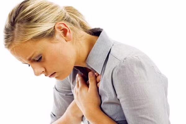 4. Đau thắt ngực. Bệnh tim có thể là kẻ giết người số 1 với mọi phụ nữ, nhưng hầu hết họ không nghĩ đến điều này. Đau ngực là dấu hiệu của bệnh động mạch vành, có thể dẫn đến cơn đau tim, thường xảy ra nhiều ở phụ nữ hơn nam giới. Đau thắt ngực cũng có thể là chứng trào ngược axit.