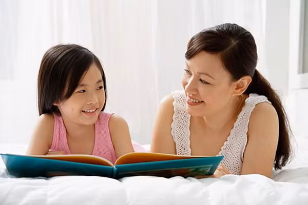 9. Không phải ai cũng tốt. Dạy con phải luôn luôn thành thật với những người bạn thân thiết nhưng cũng không nên tham gia vào các nhóm nói xấu những bạn gái khác bởi vì cuối cùng, chúng sẽ nói về con. Cố gắng dạy con đủ tự tin để giữ mình nhưng cần tỉnh táo với những người chuyên đặt điều và đừng sợ khi phải nói về những vấn đề có vẻ nguy hiểm như bị bắt nạt hoặc bị đe dọa.