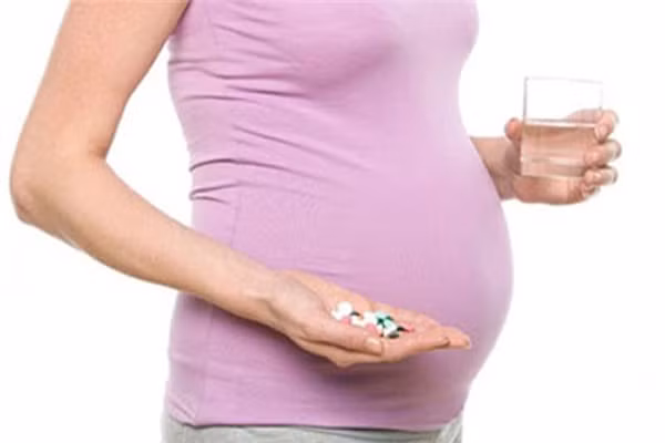 Vitamin thay thế được hoàn toàn dinh dưỡng. Vitamin có vai trò đặc biệt quan trọng đối với cơ thể, đặc biệt là đối với bà bầu. Ở phụ nữ mang thai, nhu cầu vitamin tăng cao so với bình thường nên cần chú ý bổ sung để cả mẹ và con đều khỏe.