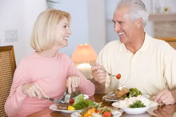 Chế độ dinh dưỡng. Người cao tuổi cần được chăm sóc đặc biệt về dinh dưỡng vì cơ thể thường đã bị lão hóa. Chức năng các cơ quan, bộ phận đều bị suy giảm và thường hay mắc các bệnh mãn tính.
