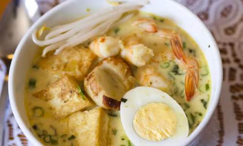 Mỳ Laksa, Singapore. Laksa là sự hòa quyện của các nguyên liệu mì sợi, chả cá, tôm, sò huyết, giá đỗ thái nhỏ và nước ca ri cốt dừa cay cay, nóng hổi. Món này thường ăn kèm với otak otak cá, rau răm và tương ót.