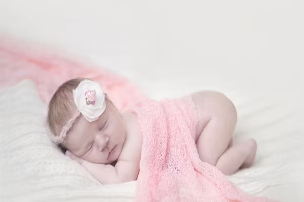 Giữ ấm bụng. Nếu lạnh bụng, bé rất dễ bị tiêu chảy, đau bụng. Giữ ấm bụng sẽ làm cho dạ dày của bé hoạt động bình thường hấp thu thức ăn tốt hơn. Vậy nên, nếu không dùng túi ngủ, vẫn có thể quấn khăn đề phòng bé đạp chăn hở bụng.