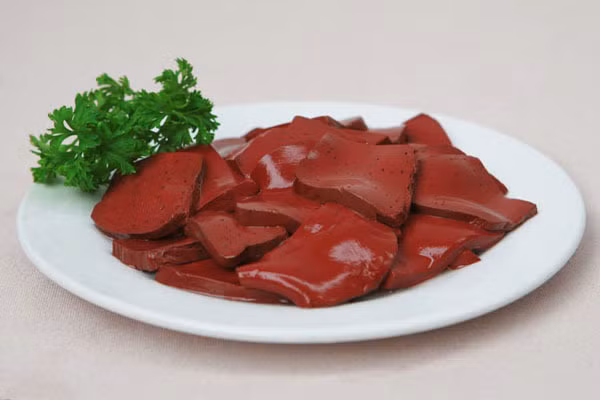 3. Tiết lợn. Có ảnh hưởng rất lớn đến sức khỏe, do protein trong tiết cao hơn so với thịt lợn và trứng. Tiết lợn còn chứa 18 loại axit amin, các nguyên tố vi lượng sắt, cobalt, kali, canxi cần thiết, phốt pho, đồng, kẽm để cải thiện sức khỏe của cơ thể người, cải thiện chức năng trao đổi chất.