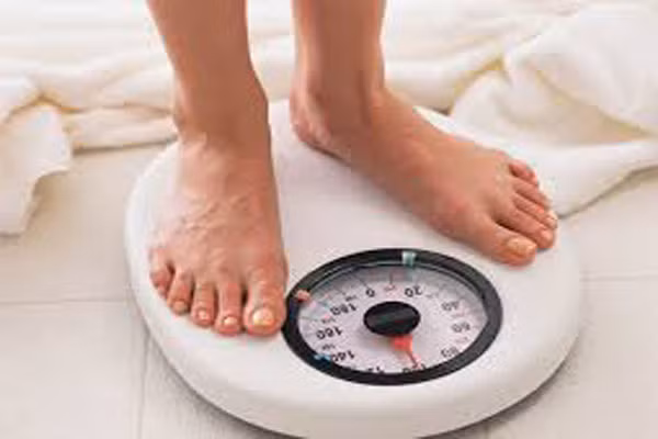 Vào độ tuổi 75, tỷ lệ mỡ cơ thể thường tăng gấp đôi so với thời trẻ. Quá nhiều chất béo trong cơ thể không những làm cho bạn mất dáng vẻ vốn có thời trẻ mà còn làm tăng nguy cơ mắc các bệnh như tiểu đường. Một chế độ ăn uống lành mạnh và thể dục đều đặn có thể hạn chế điều này.