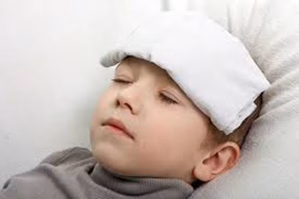 3. Sốt và nhức đầu kèm theo phát ban hoặc bầm tím. Có thể đây là dấu hiệu của bệnh viêm màng não. Cha mẹ đừng coi thường vì bệnh này rất nguy hiểm đến tính mạng.