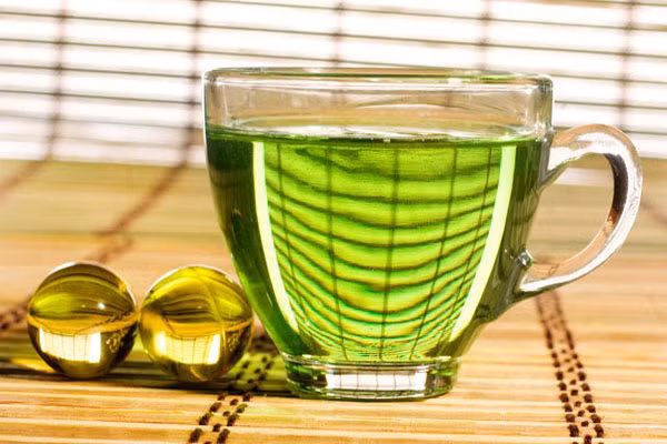 6. Trà xanh. Có rất nhiều yếu tố giải độc trong trà xanh, nó có thế kết hợp với các chất độc hại trong máu để tăng tốc xả ở niệu đạo. Uống trà xanh thường xuyên có thể ngăn ngừa ung thư và giảm lượng lipid trong máu.