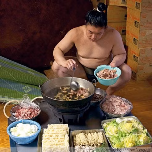 Một đô vật muốn trở thành võ sĩ sumo thì họ phải trải qua một quá trình đào tạo và luyện tập vô cùng khó khăn. Trong các trận thi đấu, trọng lượng cơ thể càng nặng thì càng chiếm lợi thế, chính vì thế việc “vỗ béo” cũng là một bước rất quan trọng trong việc đào tạo võ sĩ sumo.