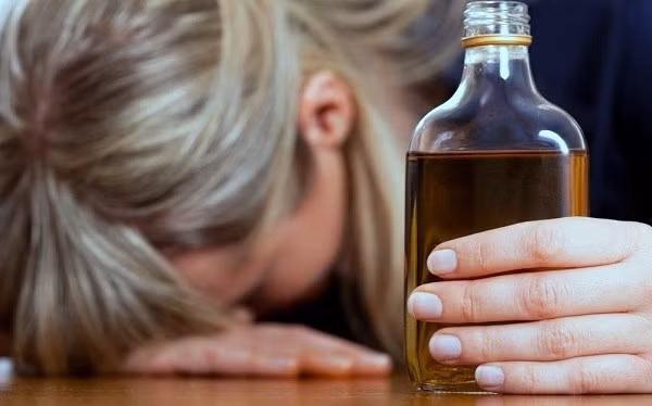 Não nhận sai tín hiệu ngủ. Mặc dù nó được coi như một liều thuốc an thần, giúp bạn xả tress, nhưng lại có tác dụng ngược lại với não bộ. Rượu ức chế sản xuất glutamate - một chất kích thích giữ cho chúng ta tỉnh táo. Vậy nên, khi mức độ cồn trong máu lên đỉnh điểm thì cơ thể chúng ta sẽ phản ứng lại bằng cách sản xuất quá nhiều chất kích thích này dẫn đến quy trình giấc ngủ bị phá hỏng cũng như kích thích dạ dày.