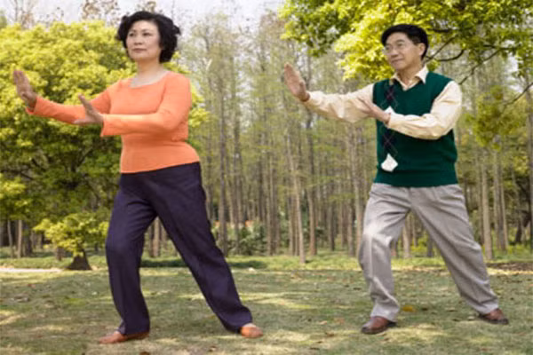 Tập thể dục. Hãy tham gia hoạt động nào đó mỗi ngày để duy trì sự linh hoạt hay thúc đẩy sức khỏe tim mạch, như tập các bài thể dục dành cho người lớn tuổi: dưỡng sinh, thái cực quyền, thiền định. Hoạt động thể chất sẽ hỗ trợ sức khỏe, ngăn ngừa hoặc kiểm sát bệnh, ngủ tốt hơn, giảm stress và cải thiện mắt nhìn.
