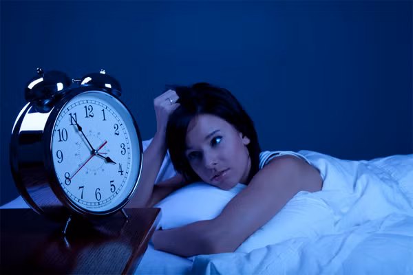 Ngoài ra, ở tuổi này, thận bắt đầu xử lý nước tiểu vào ban đêm nhiều hơn. Để tránh tình trạng này, có thể giảm lượng nước uống hoặc đi tiểu 2 – 4 giờ mỗi lần dù không muốn.