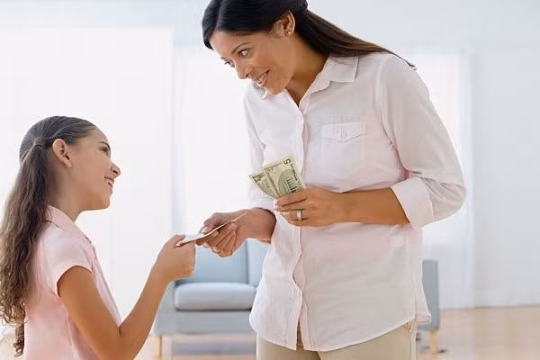 7. Tiền không mọc từ cây mà ra. Dù cho mẹ có là con nghiện mua sắm thì cũng phải cố hết sức giảng giải cho con, không có gì trên đời này là miễn phí nếu không lao động. Ai cũng phải làm việc để có tiền đi mua sắm, du lịch và chi trả chi phí cuộc sống.