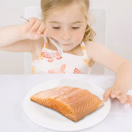Mẹ nên bổ sung cá ít nhất hai bữa một tuần. Chất béo trong nó là vô hại vì vậy mẹ không cần lo lắng con ăn quá nhiều. Khi chế biến món cá, mẹ nên dùng dấm hoặc nước muối rửa hết mùi tanh.