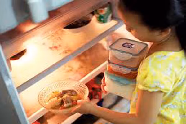Ngoài ra,mẹ tuyệt đối không nên cho trẻ ăn đồ ăn, thức uống có nước đá hay những đồ ăn mới lấy trực tiếp ra từ tủ lạnh. Tất cả các loại thực phẩm có nhiệt độ dưới 25°C đều cần hâm nóng trước khi cho trẻ ăn hoặc uống.