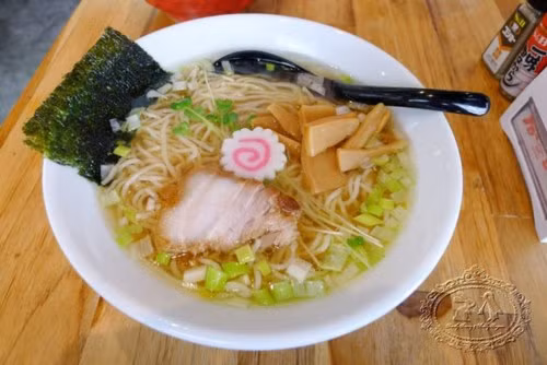 Mỳ Ramen, Nhật Bản. Món mỳ này nấu với nước dùng từ thịt hoặc cá, thường nêm nếm với nước tương hoặc miso và kèm theo thịt heo thái lát mỏng, tảo biển khô, kamaboko và hành tươi, đôi khi có thêm ngô.
