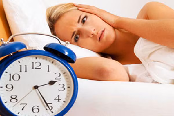 5. Uống trà gây mất ngủ. Nhiều người có suy nghĩ, trà chứa caffein, vì vậy uống nhiều sẽ ảnh hưởng đến giấc ngủ. Song, nhiều nghiên cứu gần đây cho thấy chất amino L và theanine trong trà có tác động tích cực vào việc cải thiện giấc ngủ.