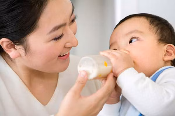Thời gian uống hai loại sữa này cũng khác nhau. Sữa mẹ có thể để ngăn đá tủ lạnh trong vài ngày, còn sữa bột pha chỉ nên để trong một giờ đồng hồ, nếu không sẽ bị vi khuẩn trong không khí nhiễm vào.