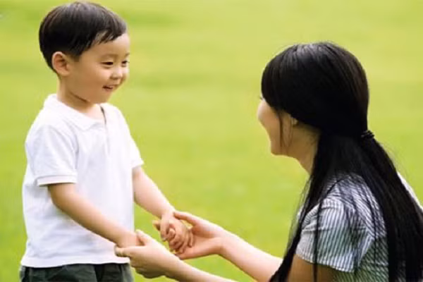 Dạy con tôn trọng tài sản. Làm cho bé biết được sự sở hữu có giá trị như thế nào bằng cách làm cho bé chịu trách nhiệm với đồ đạc của mình. Ví dụ, nói về tầm quan trọng của đồ chơi một cách nhẹ nhàng. Tạo ra quy tắc về việc hỏi trước khi mượn đồ.