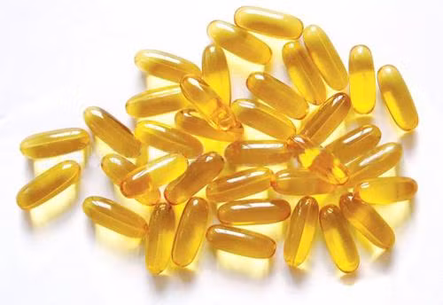 Sử dụng dầu chứa vitamin E. Dầu vitamin E là một trong những liệu pháp tốt nhất giúp giảm rụng tóc và phục hồi mi mắt. Dùng tăm bông thấm dầu vitamin E chải lên mi. Dầu vitamin E sẽ gây cảm giác nhớp nháp nhưng không hề có hại cho mắt.